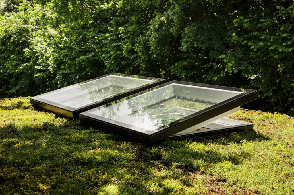 Finestra per tetti piani Velux - CVU S2X202 (CVU 0225Q + ISU 2093) Poliuretano Bianco - Vetro Triplo - Elettrica con Vetro Piano